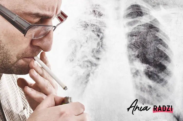 Mężczyna z papierosem na tle rentgena płuc, a także oczyszczanie płuc, czy płuca palacza się regenerują