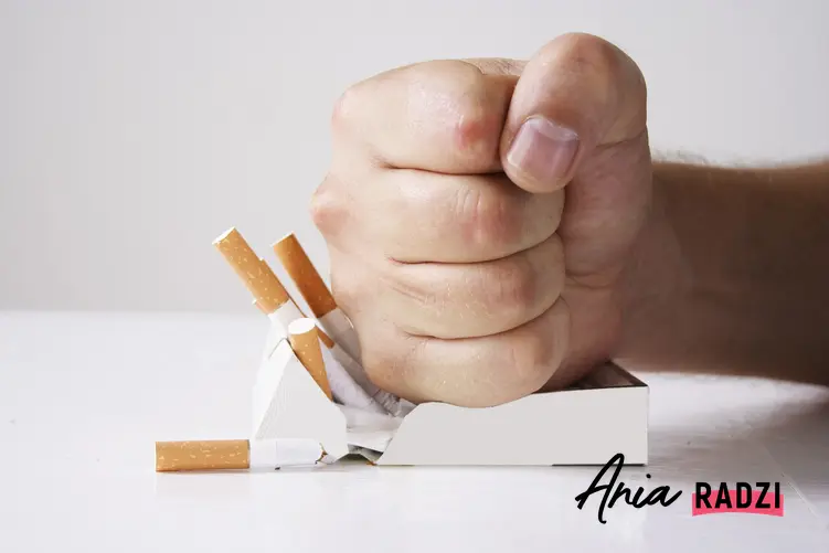 Pięść zgniatająca paczkę papierosów, a także oczyszczanie płuc, czy płuca palacza się regenerują i jak długo