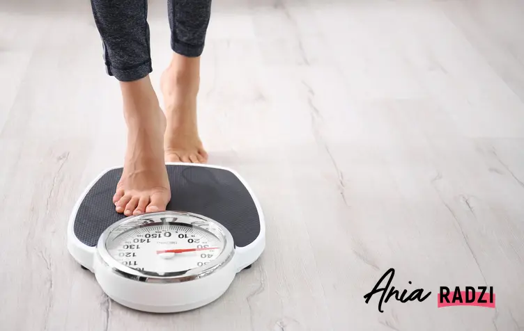Kobieta wchodząca na wagę, a także porady jak przytyć i dieta na przytycie