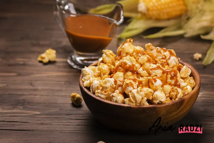 Popcorn karmelowy na stole oraz przepis, jak zrobić popcorn karmelowy krok po kroku