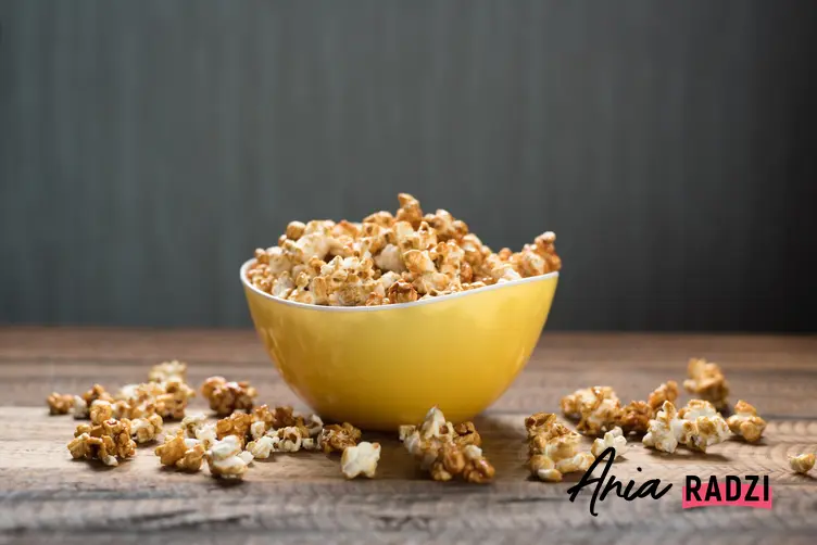 Popcorn karmelowy w misce na stole oraz przepis, jak zrobić popcorn karmelowy krok po kroku