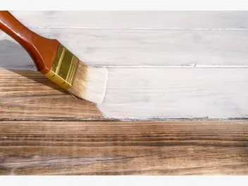 Ilustracja artykułu czym malować drewno? oto najlepsze sposoby zabezpieczenia drewna