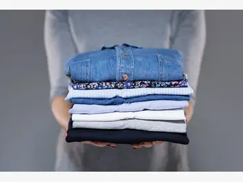 Ilustracja artykułu jak składać ubrania? oto 5 praktycznych metod składania ubrań