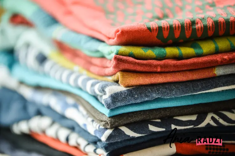 Poskładane koszulki w kostkę oraz wskazówki i porady, jak składać ubrania, w tym spodnie i koszule