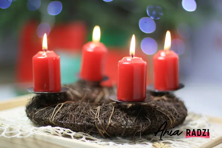 Świąteczny wieniec adwentowy z płonącymi świeczkami, a także symbolika, znaczenie i ciekawostki