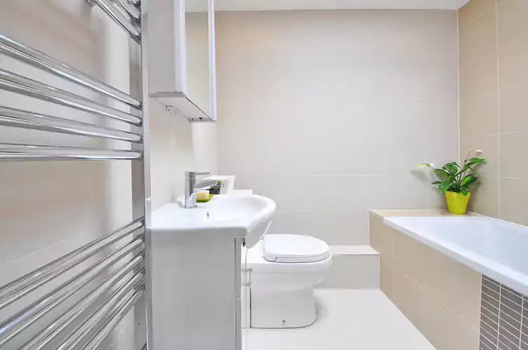 Płytki łatwe do czyszczenia w łazience - jak je wybrać, żeby się nie męczyć