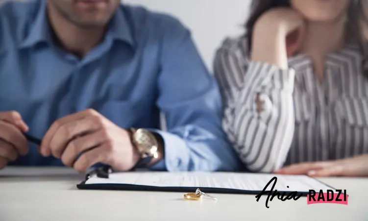 Para podczas pisania pozwu rozwodowego, na którym leżą obrączki, a także, jak napisać pozew rozwodowy krok po kroku