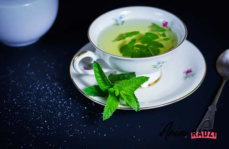 Herbatka ziołowa z mięty w filiżance, a także 4 najlepsze sposoby na wzdęcia krok po kroku - najlepsze domowe metody