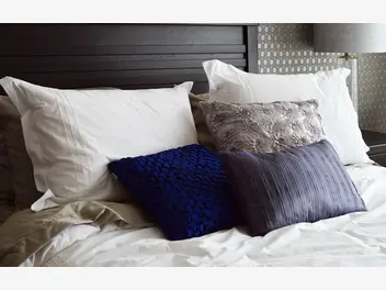 Ilustracja artykułu tekstylia domowe, które odmienią twoją sypialnię! pościele, narzuty na łóżko i ozdobne poszewki