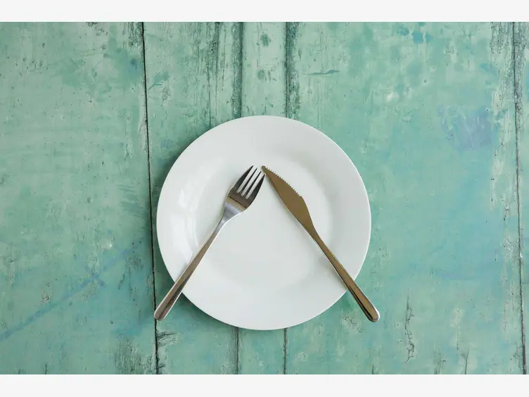 Ilustracja artykułu jak odkładać sztućce po posiłku - poznaj zasady savoir vivre