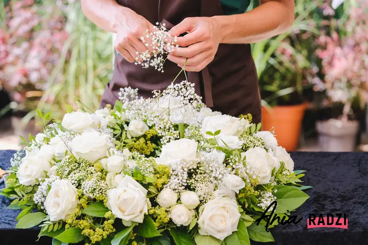 Kwiaciarka przygotowująca wiązankę pogrzebową z białych róż, a także jakie wiązanki pogrzebowe wybrać, rodzaje oraz ich ceny
