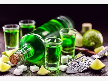 Ilustracja artykułu jak pić absynt? poznaj sposoby picia zielonego absyntu