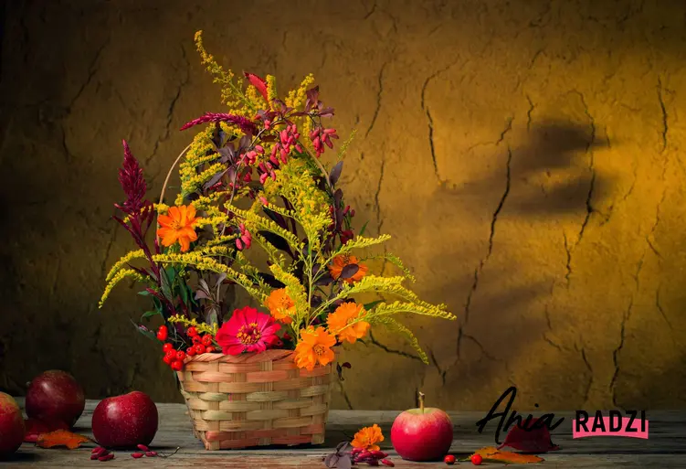 Kompozycja jesiennych kwiatów i mimozy w koszyczku na stole, a także inne pomysły na najpiękniejsze stroiki jesienne