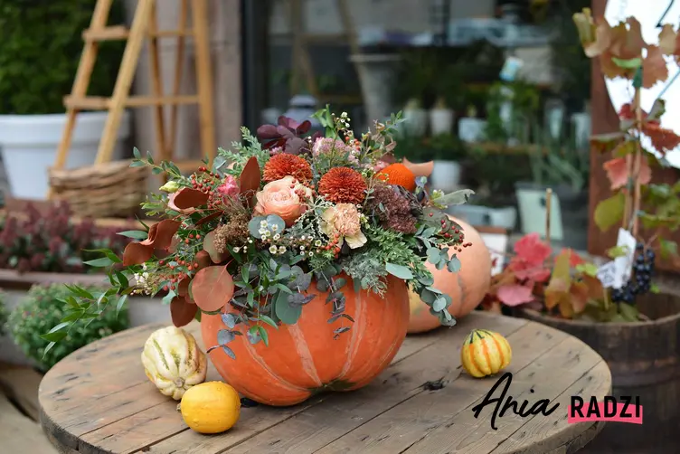 Jesienny bukiet w dyni na stoliku, a także najciekawsze i najpiękniejsze stroiki jesienne