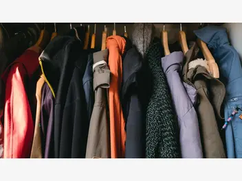 Ilustracja artykułu kurtki jesienne — top 3 modele damskie, których nie może zabraknąć w twojej szafie