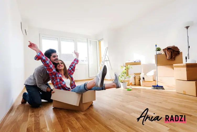 Para w nowym mieszkaniu, para jest szczęśliwa w nowym mieszkaniu, jaki prezent do domu kupić parze lub małżeństwu