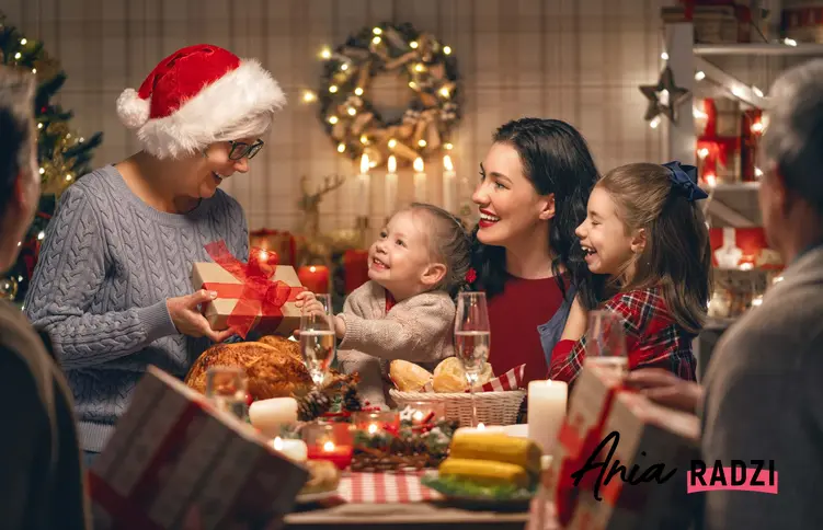 Rodzina przy stole w Boże Narodzenie, rozdawanie prezentów w święta Bożego Narodzenia, personalne i uniwersalne prezenty dla rodziców i rodziny