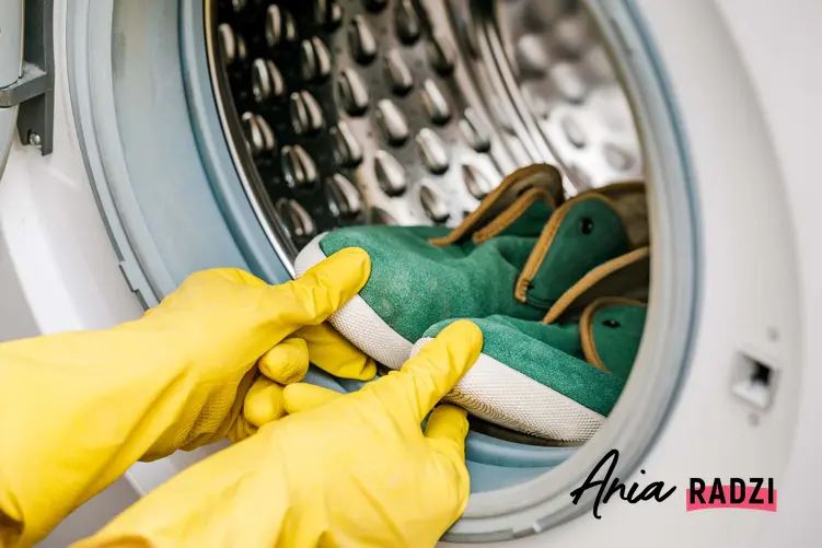 osoba w żółtych rękawiczkach wkłada buty do pralki, brudne buty w pralce, jak przygotować buty do prania w pralce