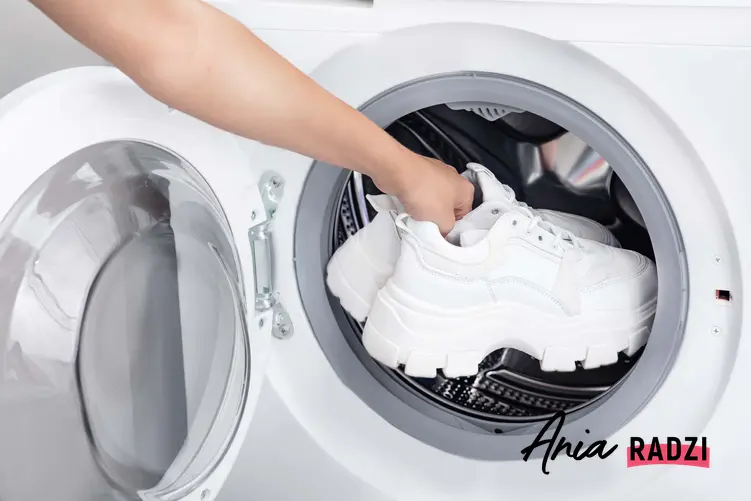 Kobieta wkłada do pralki białe, sportowe buty, jak prać skórzane buty, czy skórzane buty można prać w detergentach, czy buty przed praniem władać do specjalnej siatki