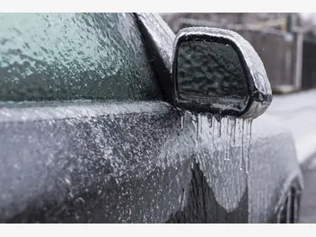 Ilustracja artykułu jak usunąć taflę lodu z dachu auta, żeby nie porysować karoserii?