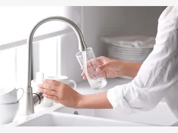 Ilustracja artykułu jak zmiękczyć wodę? przedstawiamy 3 domowe sposoby na zmiękczenie wody