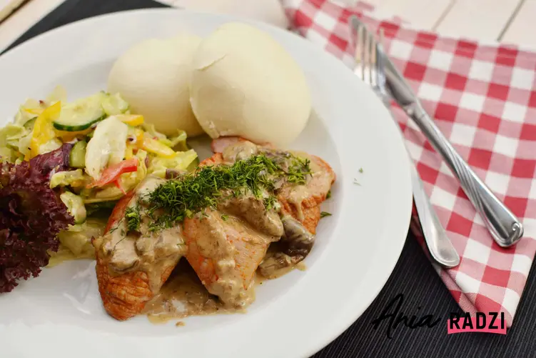 Tradycyjne mięsne danie na talerzu, polędwiczki wieprzowe na obiad, jak przygotować mięso z polędwicy wieprzowej przed jej przyrządzeniem, przepis na polędwicę wieprzową