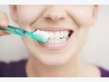 Ilustracja artykułu jak usunąć kamień z zęba? domowe sposoby na odkamienianie zębów