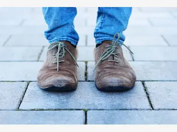 Ilustracja artykułu jak i czym wyczyścić zamszowe buty - domowe sposoby, polecane środki, porady