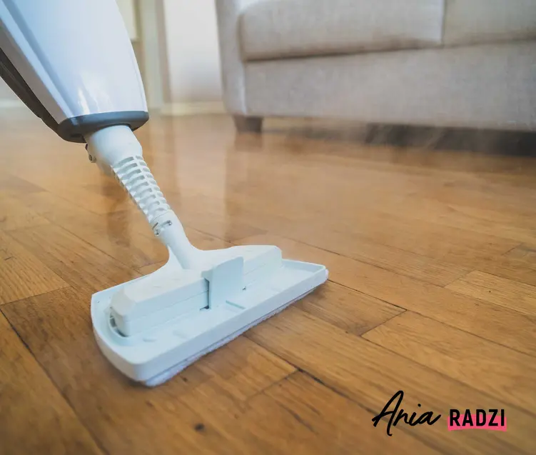 Odkurzacz myjący podłogi to przydatne urządzenie. Dobrze sprawdza się zwłaszcza na płytkach, nie zawsze można używać go na drewnie lub panelach.