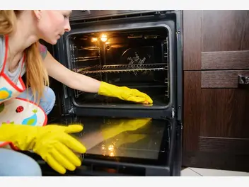 Ilustracja artykułu czyszczenie piekarnika z termoobiegiem - sprawdzone metody i domowe sposoby