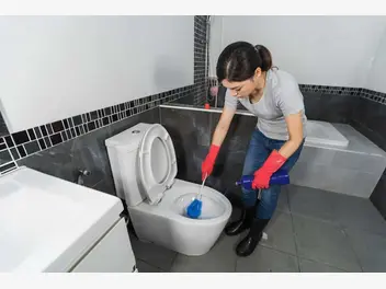 Ilustracja artykułu zatkana toaleta - praktyczne sposoby na odetkanie ubikacji
