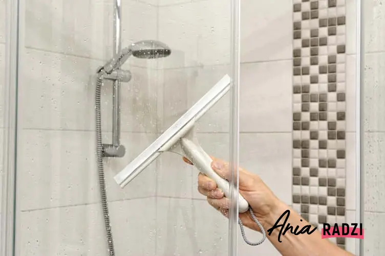 Jak usunąć kamień z kabiny prysznicowej? Nie jest to łatwe, ponieważ kamień bardzo często przylega do ścianek.