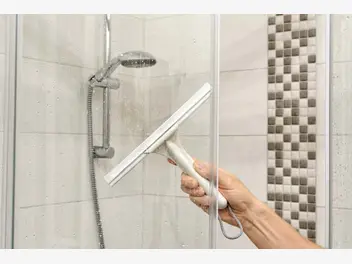 Ilustracja artykułu jak usunąć kamień z kabiny prysznicowej - praktyczne sposoby na zacieki i kamień w kabinie