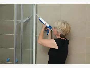 Ilustracja artykułu jak uszczelnić kabinę prysznicową? poradnik, jak krok po kroku uszczelnić kabinę silikonem
