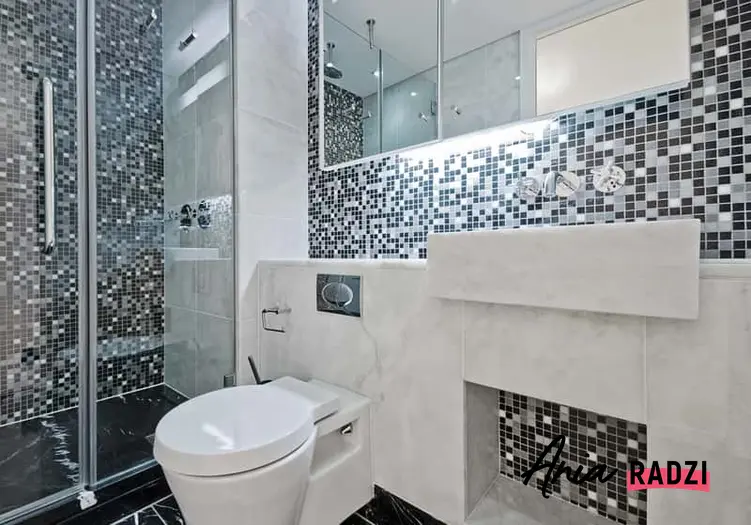 Montaż kabiny prysznicowej czasami pozostawia silikon na kabinie prysznicowej. Można go usunąć domowymi sposobami lub za pomocą detergentów.