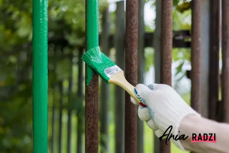 Malowanie metalowego ogrodzenia farbą olejną zieloną, a także preparaty do usuwania farby olejnej z metalu