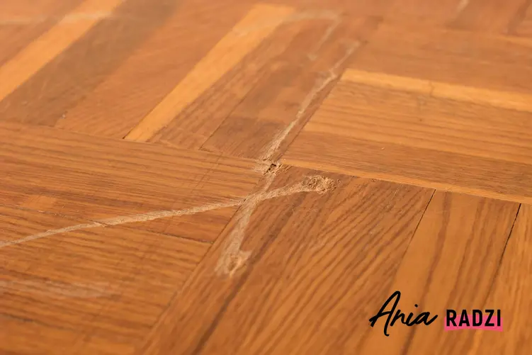 Rysy na panelach podłogowych – co zrobić z porysowanymi panelami?