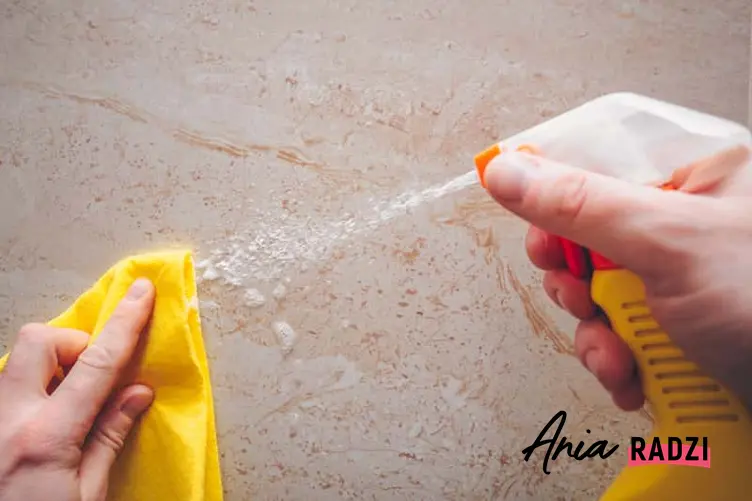 Jak usunać tłuste plamy ze ściany? Nie jest to takie proste, jednak zastosowanie płynu do mycia naczyń może okazać się skuteczne.