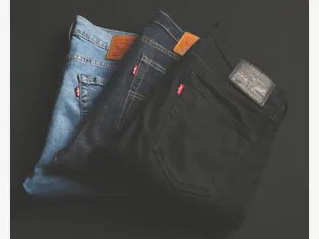 Ilustracja artykułu jak dobrać jeansy do stylizacji smart casual?