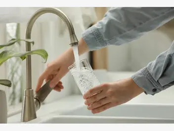 Ilustracja artykułu jaki zmiękczacz wody do domu jednorodzinnego wybrać?