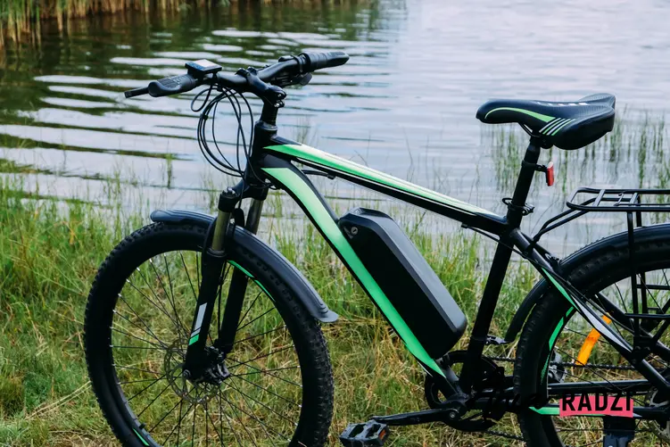 Rower elektryczny nad jeziorem, a także ile kosztuje jazda na rowerze elektrycznym krok po kroku