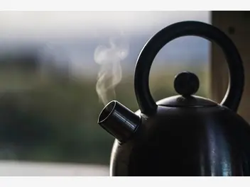 Ilustracja artykułu czy warto kupić czajnik emaliowany na gaz?