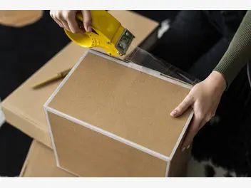 Ilustracja artykułu przesyłki kurierskie – jak odpowiednio przygotować paczkę do wysyłki?