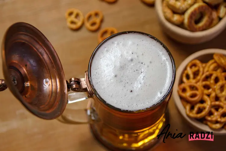 Piwo i przekąski do piwa na stole, a także ile kalorii ma piwo i jaka jest ilość kalorii w piwie