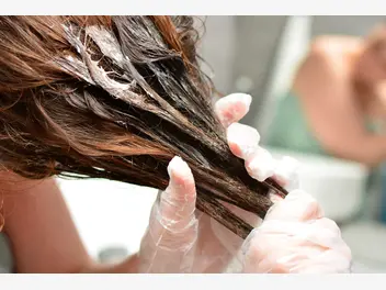 Ilustracja artykułu jak zmyć farbę z włosów? oto 5 sprawdzonych sposobów