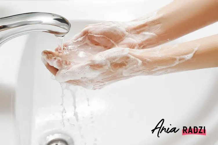Kobieta myjąca ręce, a także jak myć ręce, praktyczne wskazówki krok po kroku