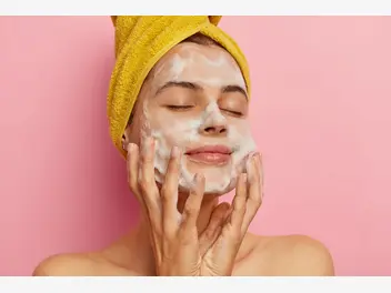 Ilustracja artykułu oczyszczanie twarzy – jak zrobić to prawidłowo?