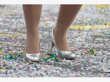 Ilustracja artykułu srebrne buty na słupku - stylowa i odważna propozycja dla każdej kobiety
