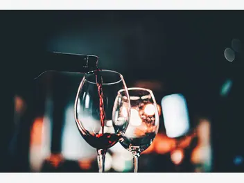 Ilustracja artykułu jak otworzyć wino bez korkociągu? top 3 skuteczne sposoby