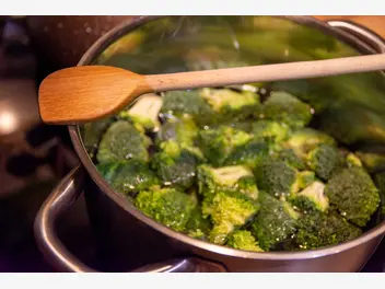Ilustracja artykułu ile gotować brokuł? wyjaśniamy krok po kroku
